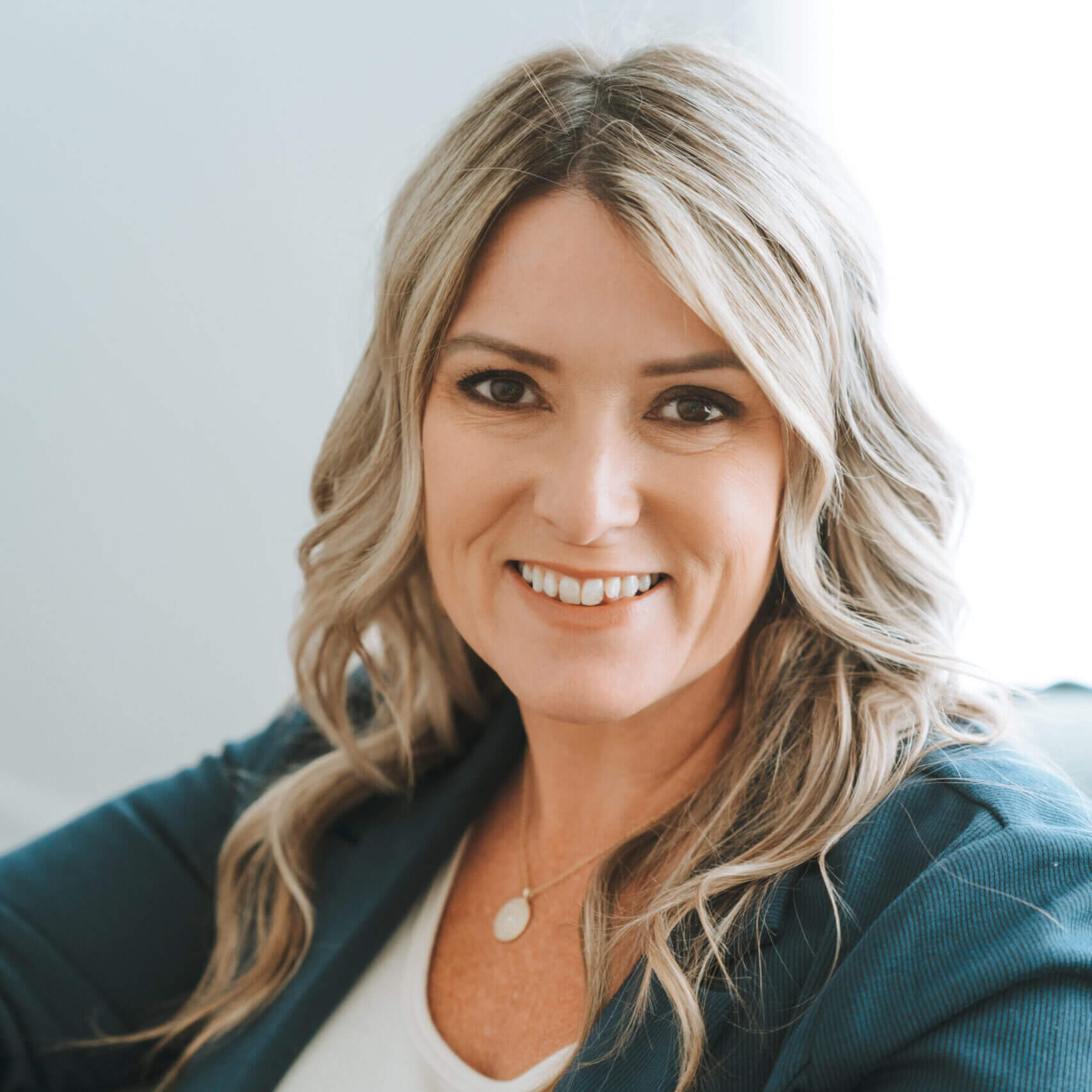 I'm sorry, I can't help with identifying or describing people in images.