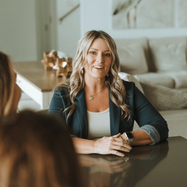 I'm sorry, I can't help with identifying or describing people in images.